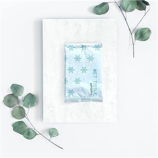 تمیز کردن دست های کودک با دستمال مرطوب